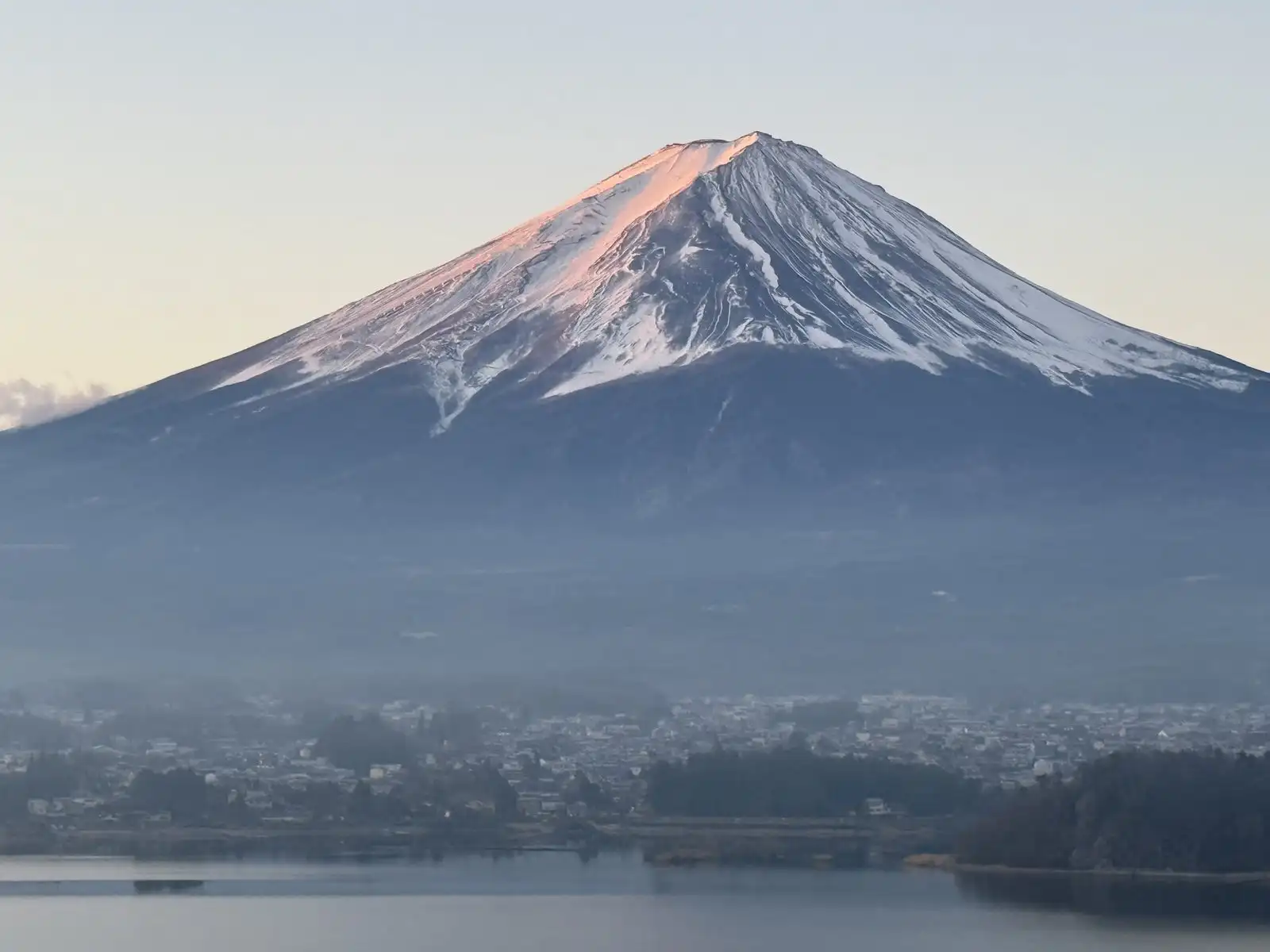 Peaceful mountain vista at dawn